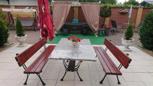 Patio lub wspólna przestrzeń na świeżym powietrzu w obiekcie Letnia willa Jacuzzi & Sauna