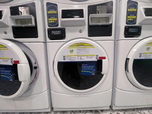 Hay cuatro lavadoras juntas. en Apartaestudios modernos y exclusivos en Bogotá, Colombia, en Bogotá