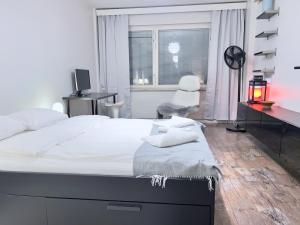 1 dormitorio con cama, escritorio y silla en Fabulous Central Apartment Helsinki, en Helsinki