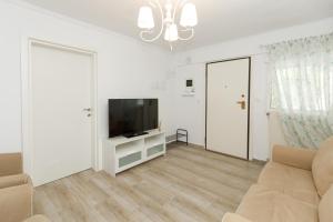 Televízia a/alebo spoločenská miestnosť v ubytovaní Breeze apartment