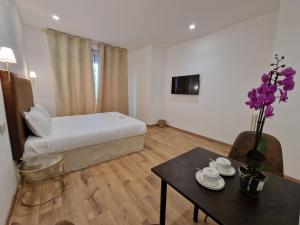Postel nebo postele na pokoji v ubytování Cuma Suites