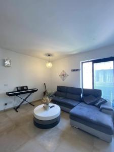 sala de estar con sofá azul y mesa en Royal Service - Bauhaus, en Tel Aviv