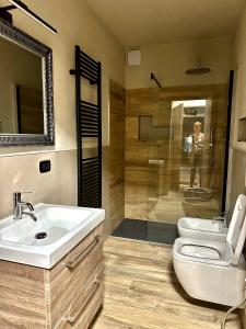 アオスタにあるGrand Arvouのバスルーム(洗面台、トイレ、シャワー付)