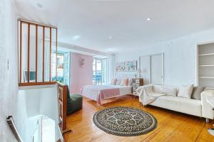ein Wohnzimmer mit einer Couch und einem Bett in der Unterkunft InLoveApartments - Alfama Balcony in Lissabon