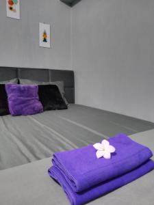 Postel nebo postele na pokoji v ubytování RINA Guest House Pacitan