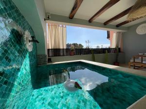 een zwembad met een zwaan in het midden bij Chimera Apartments & Suites in Marrakesh