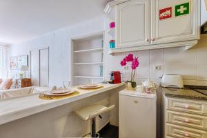 eine Küche mit weißen Schränken und einer Arbeitsplatte in der Unterkunft InLoveApartments - Alfama Balcony in Lissabon