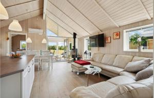 uma sala de estar com um sofá e uma mesa em 4 Bedroom Awesome Home In Millinge em Millinge