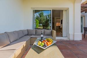 Miska owoców na stole na kanapie w obiekcie Arcos Gardens Sol Rent Golf w mieście Arcos de la Frontera