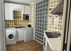 małą kuchnię z pralką i suszarką w obiekcie Rooms Pilarica w Madrycie