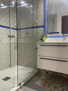 łazienka z przeszkloną kabiną prysznicową i umywalką w obiekcie Rooms Pilarica w Madrycie
