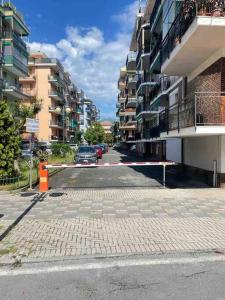 een auto geparkeerd in een straat naast sommige gebouwen bij BILOCALE CONFINE LOANO-BORGHETTO 250mt dal mare in Borghetto Santo Spirito