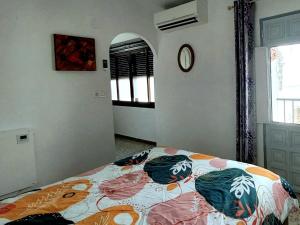 ein Schlafzimmer mit einem Bett in einem Zimmer in der Unterkunft Casa TRIGO in Cómpeta + 24 Fotos