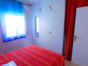ロザスにあるGMID IMMO Apartment Mas Olivaのベッドルーム1室(赤毛布、窓付)