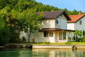 una casa junto a un cuerpo de agua en Vikendica Gorica-Jablaničko jezero, en Konjic