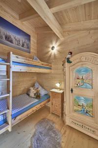 a bedroom with two bunk beds in a cabin at Chalet Bergheimat in Wegscheid