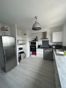Virtuvė arba virtuvėlė apgyvendinimo įstaigoje Urban loft Lorient centre