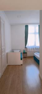 Habitación blanca con 2 camas y ventana en Ruyi holiday, en Sopron