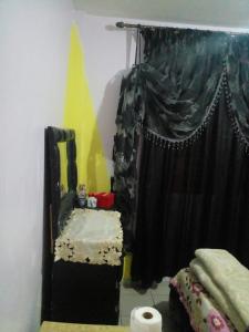 een slaapkamer met een zwart gordijn en een bed bij Wad fes hay Molay Driss GH14 in Fès