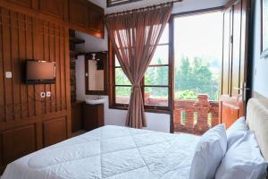 Tempat tidur dalam kamar di Jawa Dwipa Heritage Resort