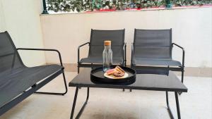 una mesa con una botella y un plato de comida. en Center Apartment with Terrace and Free Parking, en Kaštela