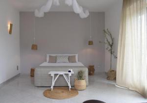 1 dormitorio con 1 cama y 1 mesa en Meridiana case al mare, en Mattinata