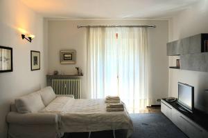 a living room with a couch and a television at Casa del tennis in Ivrea