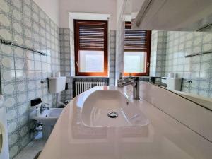 bagno con lavandino e servizi igienici di Casa del tennis a Ivrea