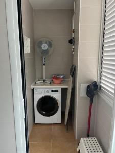 lavadero con lavadora y ventilador en Salgeta Reformado amplio y acogedor con wifi, en Barakaldo