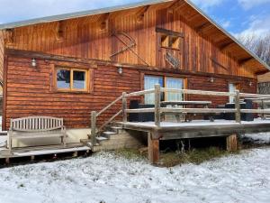 Cabaña de madera con terraza en la nieve en Chalet familial - Pyrénées, au cœur des 3 stations, en La Cabanasse