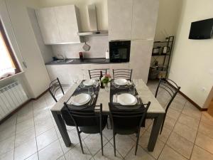 a dining room table and chairs in a kitchen at I 3 Anelli Casa Vacanze in Foligno