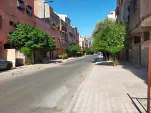 an empty street in a city with buildings at Appartement Relax Marrakech, شقة عائلية بمراكش متوفرة على غرفتين in Marrakesh