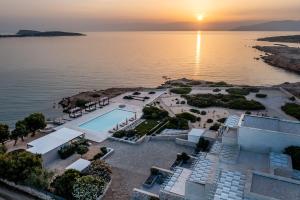 een luchtzicht op een resort op het water bij zonsondergang bij Ambassador Luxury Villas in Santa Maria