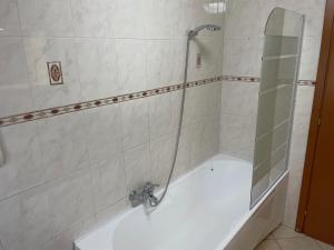 Un baño con ducha y bañera. en IL SOGNO DEL MARE, en Montesilvano 10 fotos más