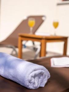 uma toalha em cima de uma cama com uma secretária em Atalanti Seaside Junior Suites em Keratokambos
