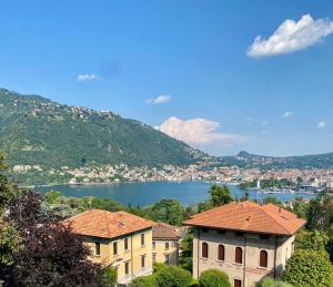 een uitzicht op een stad en een waterlichaam bij Lora apartment,free private parking, self check in in Como