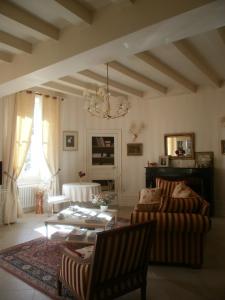 sala de estar con sofá y mesa en La Suite Venise au Château de Saint-André, en Mareuil-sur-Lay