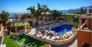 widok z powietrza na ośrodek z basenem w obiekcie Esperides Resort Crete, The Authentic Experience w mieście Hersonissos +37 zdjęć