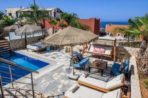 willa z basenem i ośrodkiem w obiekcie Esperides Resort Crete, The Authentic Experience w mieście Hersonissos