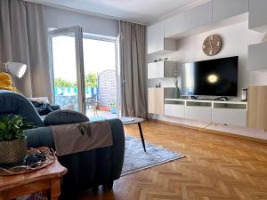 Televízia a/alebo spoločenská miestnosť v ubytovaní Morskie Boho Gdynia Rental