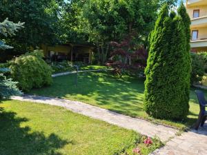 En have udenfor Luxury apartment with Swimming pool , Lovely Garden , BBQ place