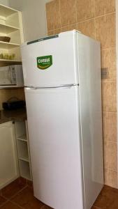 um frigorífico branco com um adesivo de corgi em 07- Acogedor departamento Familiar em Santa Cruz de la Sierra