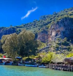 Vue sur l'eau avec une montagne en arrière-plan dans l'établissement Köyceğiz Sultaniye Camping, à Muğla
