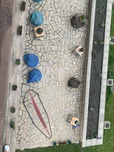 une vue sur un trottoir en pierre avec des tables et des parasols dans l'établissement Guest House Oxygen, à Kazbegi