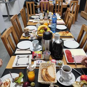una mesa larga con desayuno en Praza Camelias en Sarria