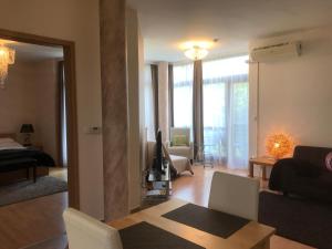 Posedenie v ubytovaní Feng Shui Wellness Apartmanház Hévíz