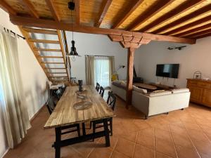 Μια τηλεόραση ή/και κέντρο ψυχαγωγίας στο Villa Leonore mit beheizbarem Pool