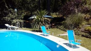 Las HerasにあるCABAÑAS AGUA DEL MEDIOの椅子、スイミングプール