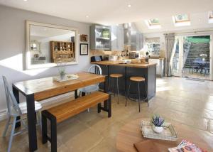 uma cozinha e sala de estar com mesa e cadeiras em Character Snowshill Cottage - 2 Glebe Cottage’s em Snowshill