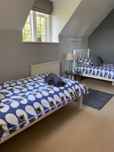 um quarto com 2 camas num sótão em Character Snowshill Cottage - 2 Glebe Cottage’s em Snowshill